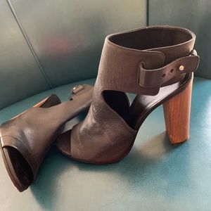 Gorgeous Vince Black Leather & Wood Heeled Sandals